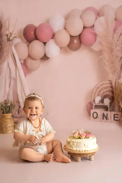 Lachendes Baby – fröhliches Babyfoto im Studio