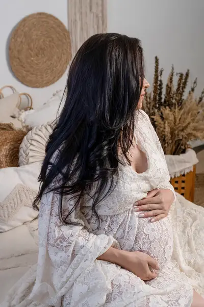 Glücksgefühl beim Babybauchshooting – werdende Mutter