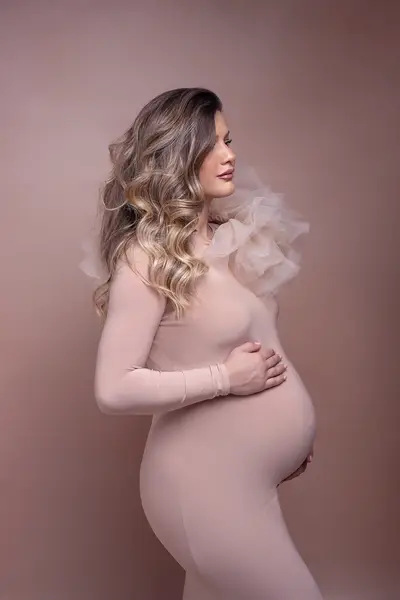 Schwangere im eleganten Kleid – Babybauchfotografie