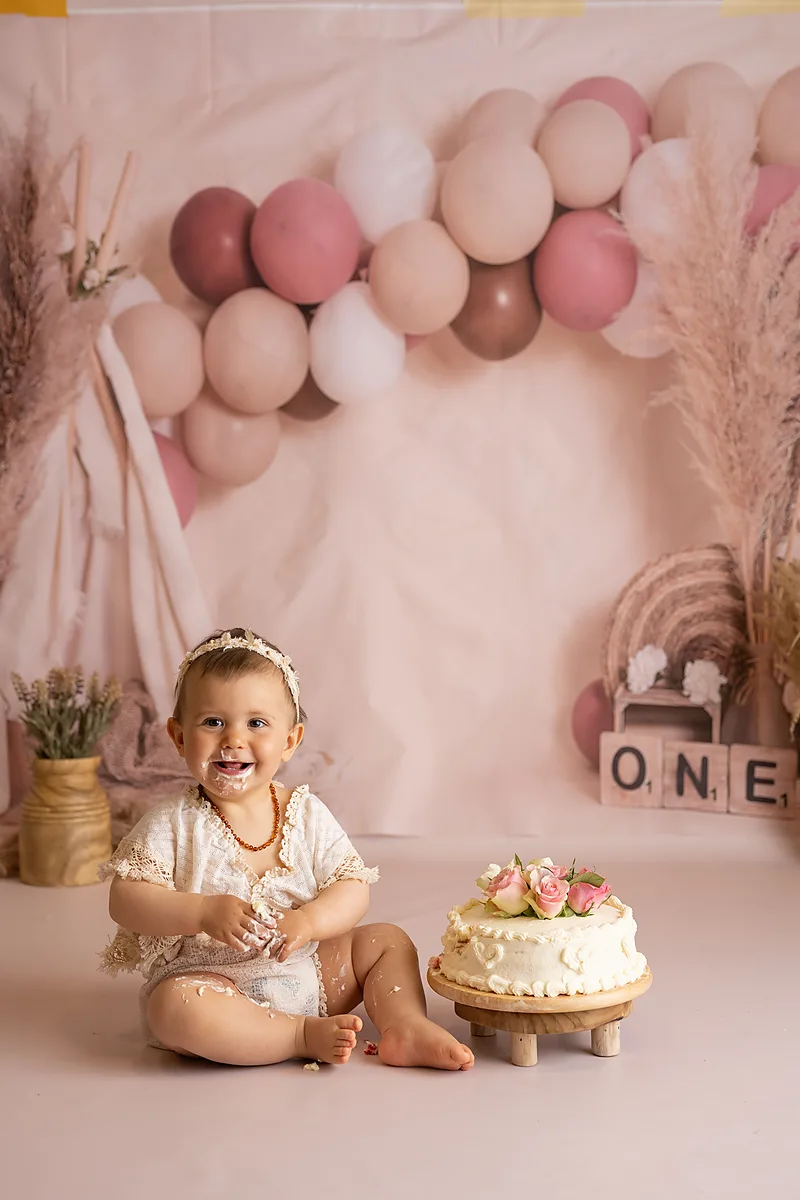 Cake Smash – Baby spielt mit Tortenstücken