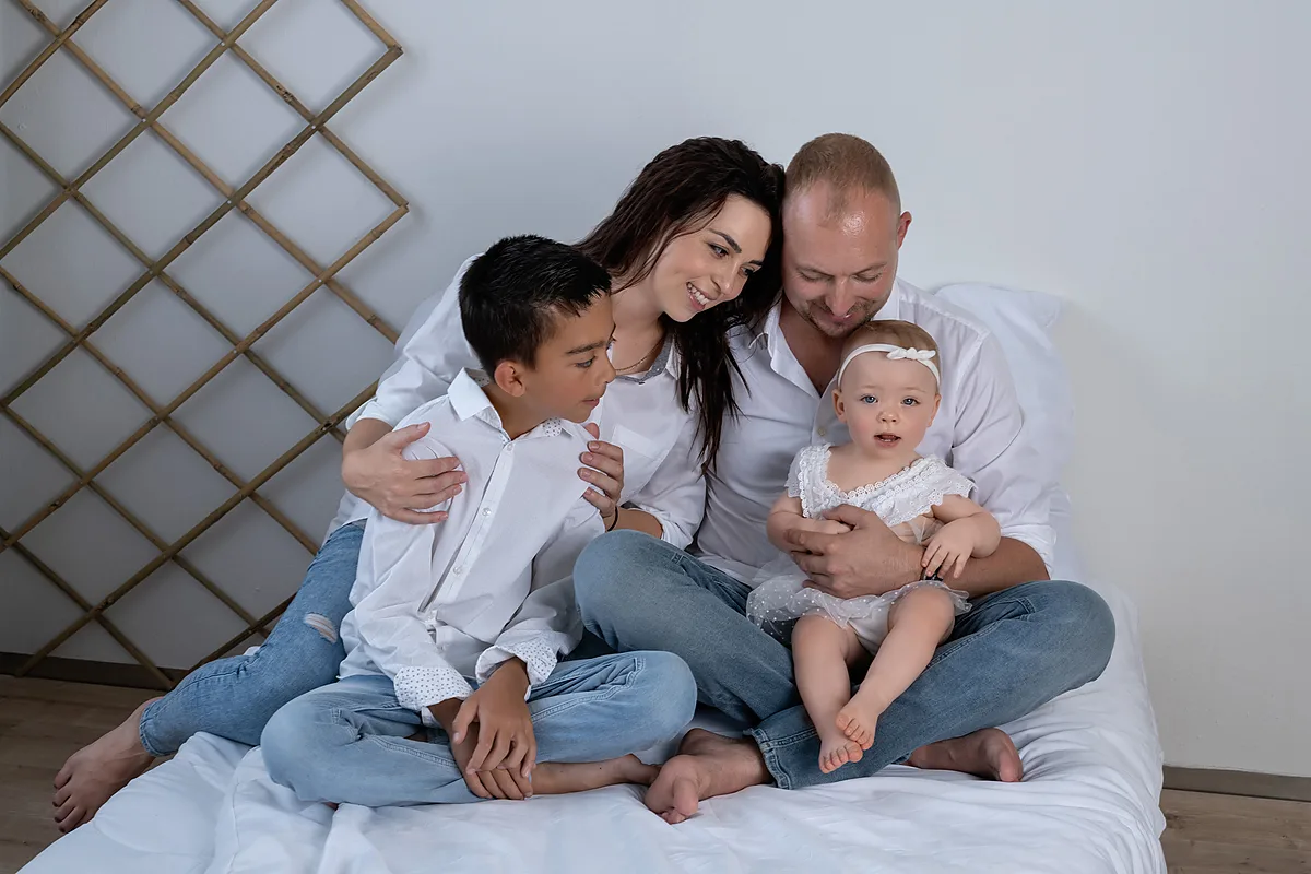 Babyfoto – liebevolles Lächeln im Studio