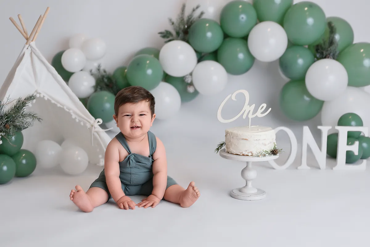 Babyfoto – Kind sitzt selbstständig und lächelt