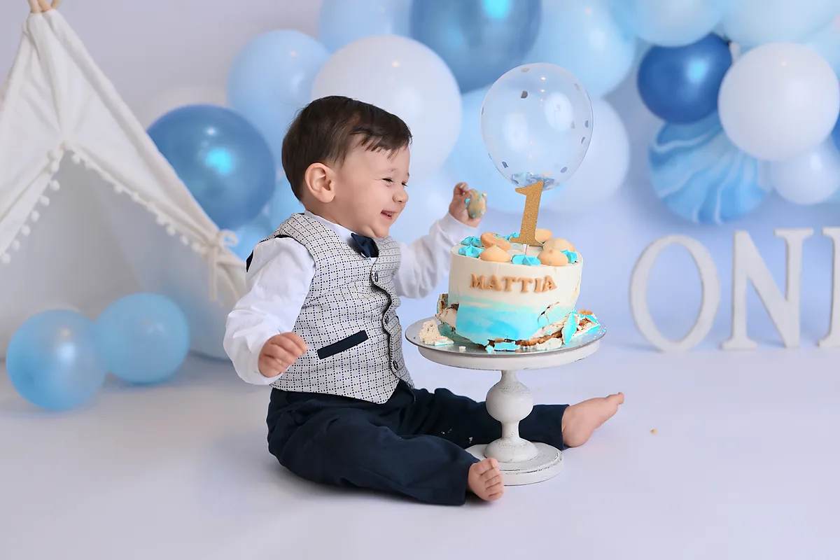 Cake-Smash-Shooting – fröhliches Baby im Mittelpunkt