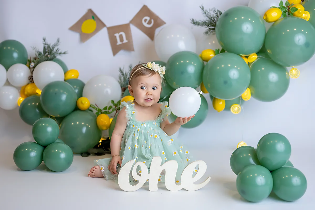 Babyfoto – entspannte Pose, natürliches Lächeln