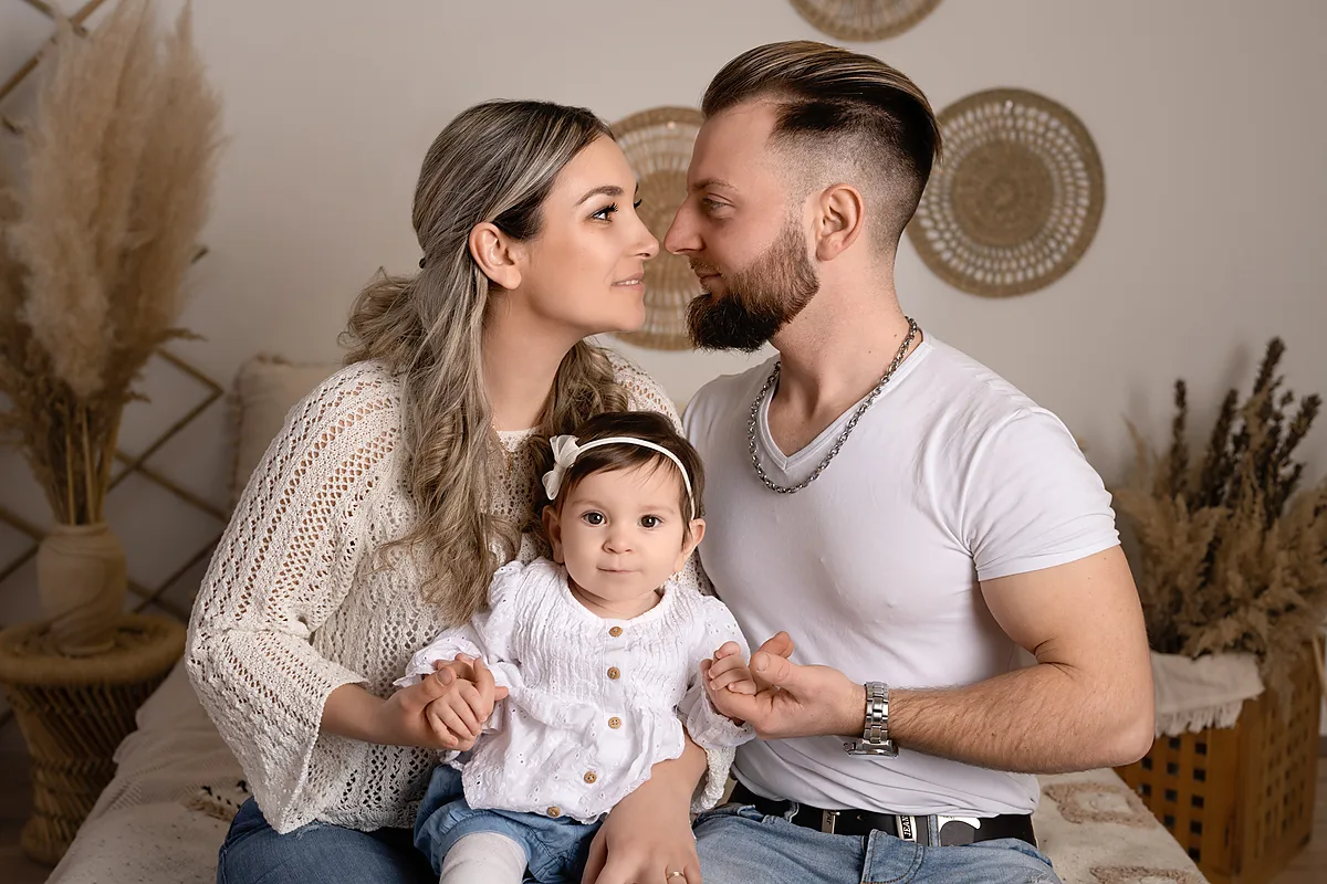 Cake-Smash-Fotoshooting – Baby zwischen Luftballons