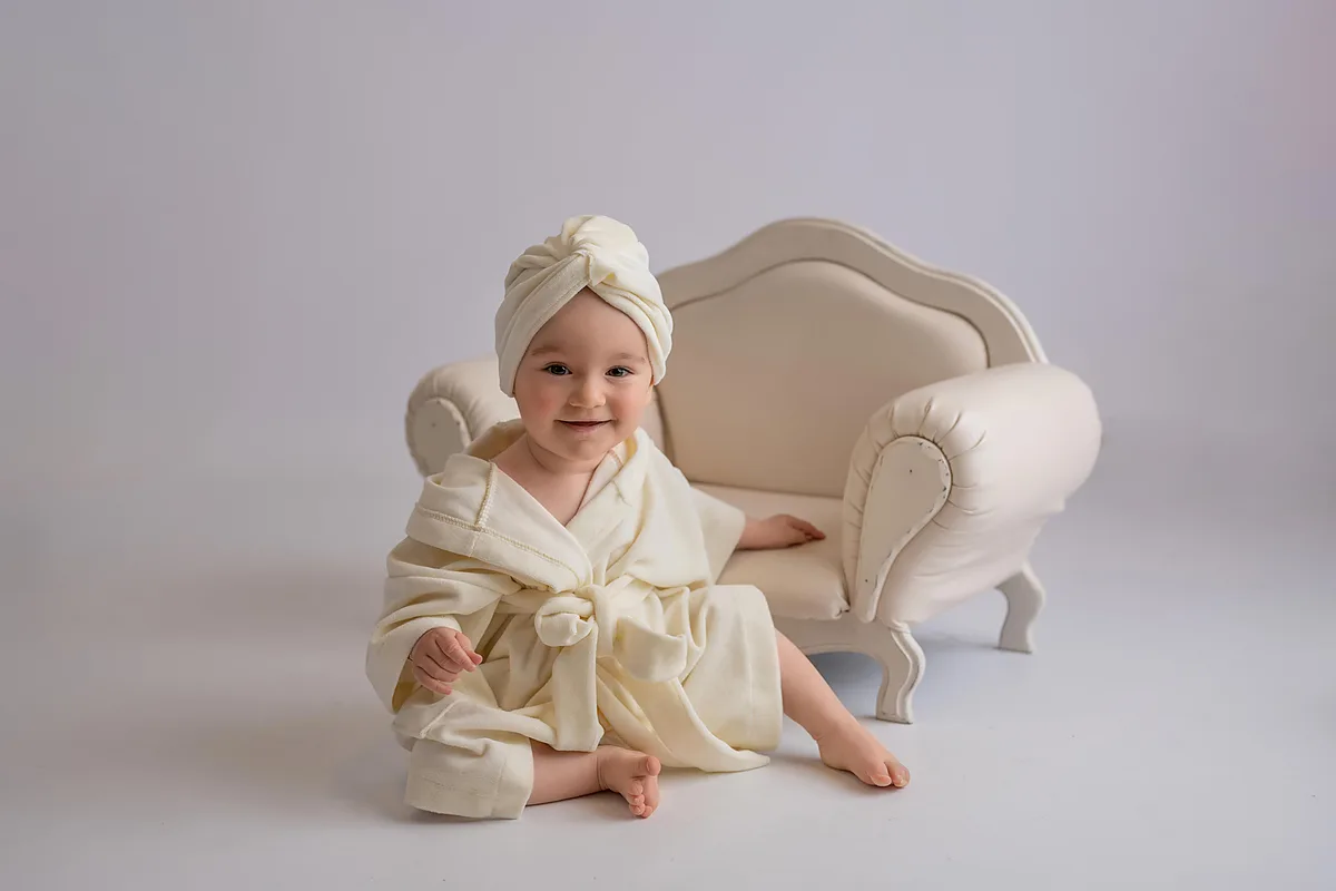 Cake Smash – Baby greift in die Torte