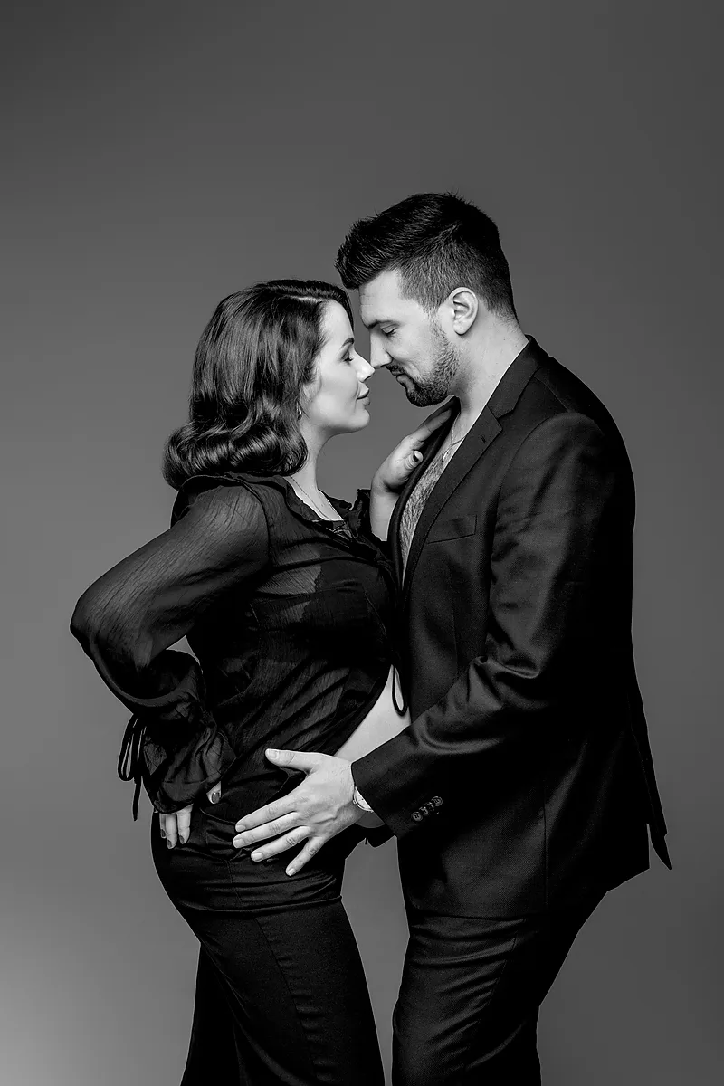 Babybauchfoto – Geschwisterkind berührt den Bauch