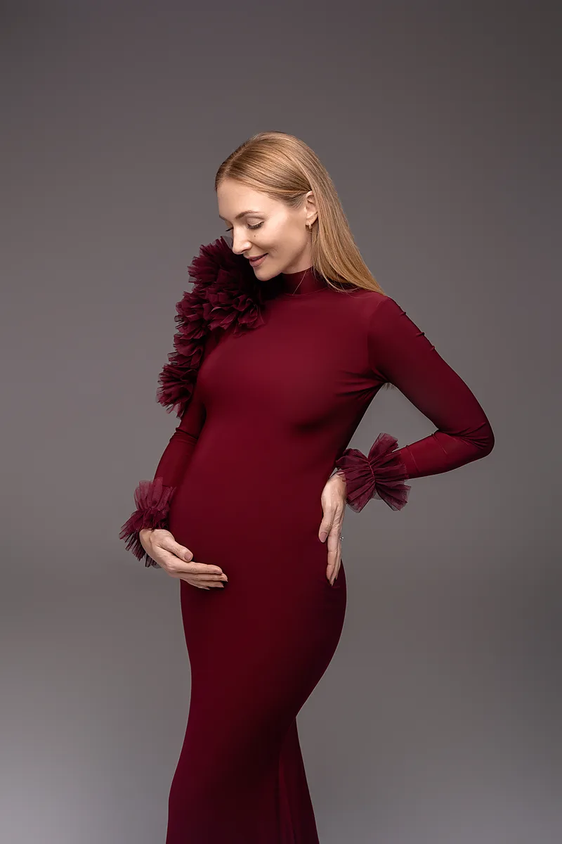 Babybauchfoto – Partner küsst den Bauch