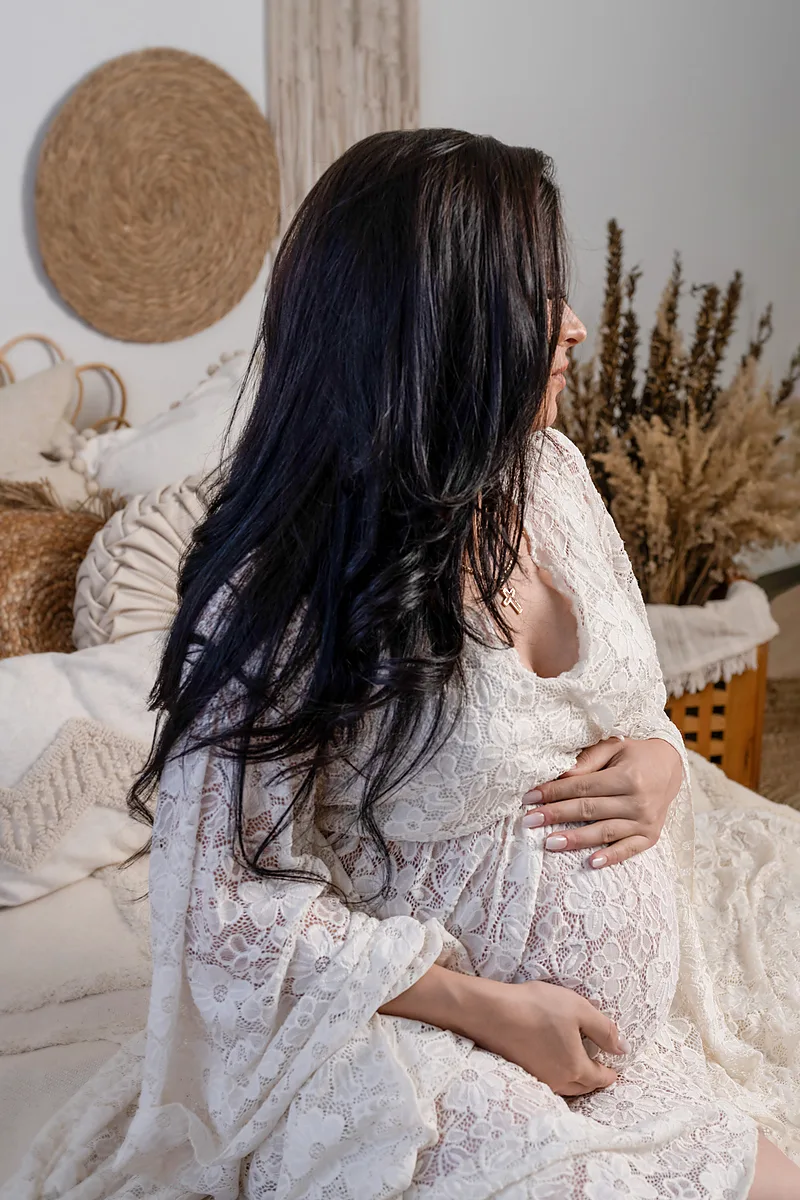 Werdende Mutter – ruhige, nachdenkliche Pose
