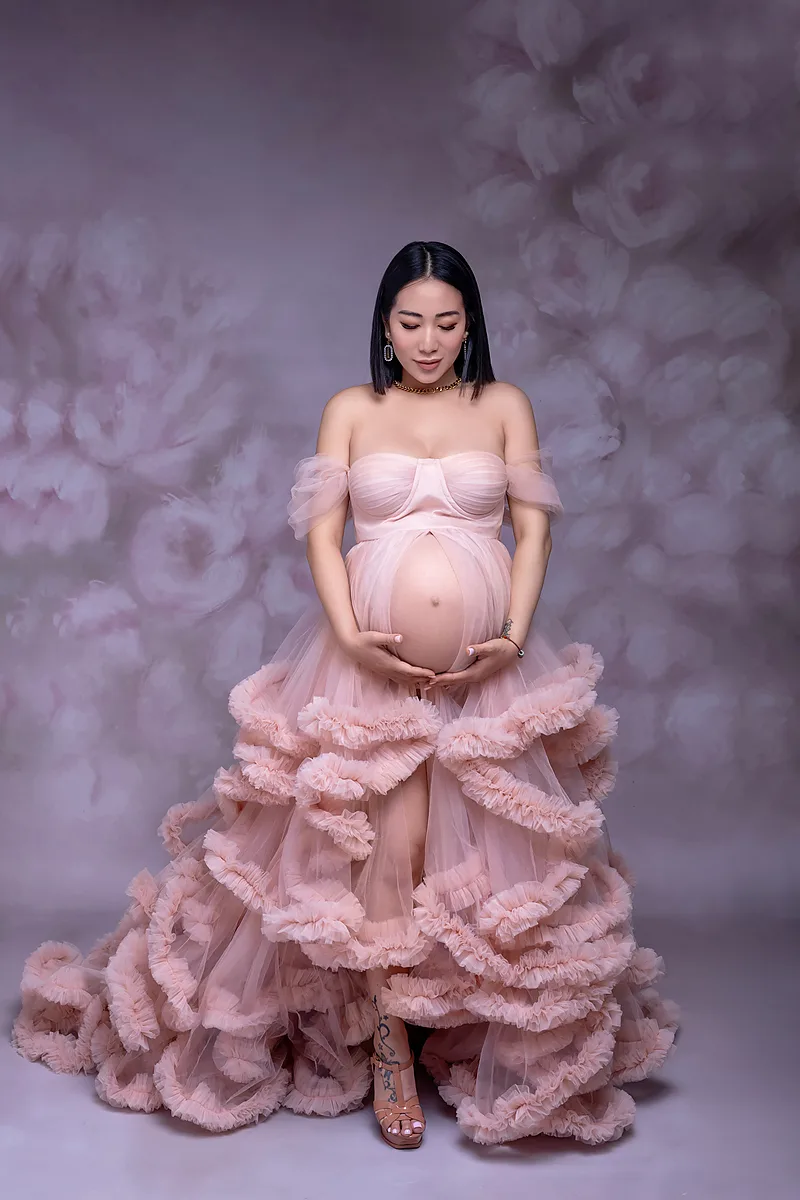 Babybauchfoto – Hände umfassen den Bauch