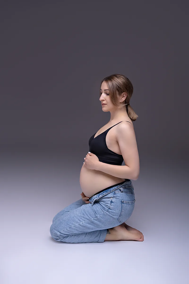 Babybauchshooting – ruhige Studioatmosphäre Schweiz