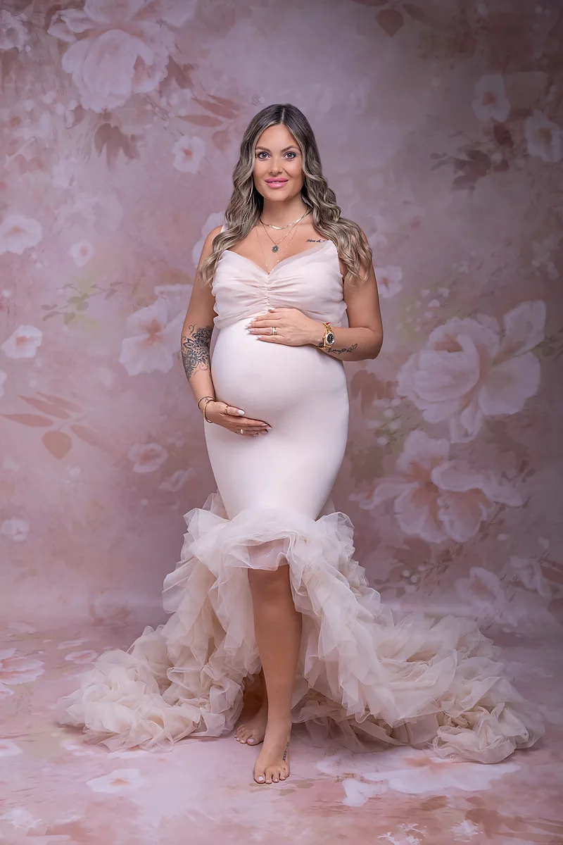 Babybauchfoto – Hände in Herzform auf dem Bauch