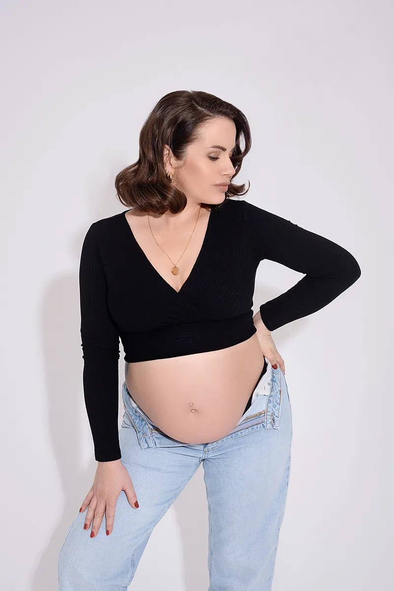 Babybauchporträt – liebevolles Detail