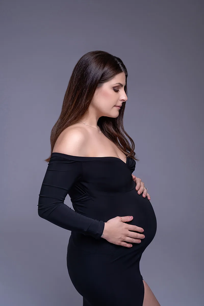 Babybauch – Nahaufnahme mit zarten Stoffen