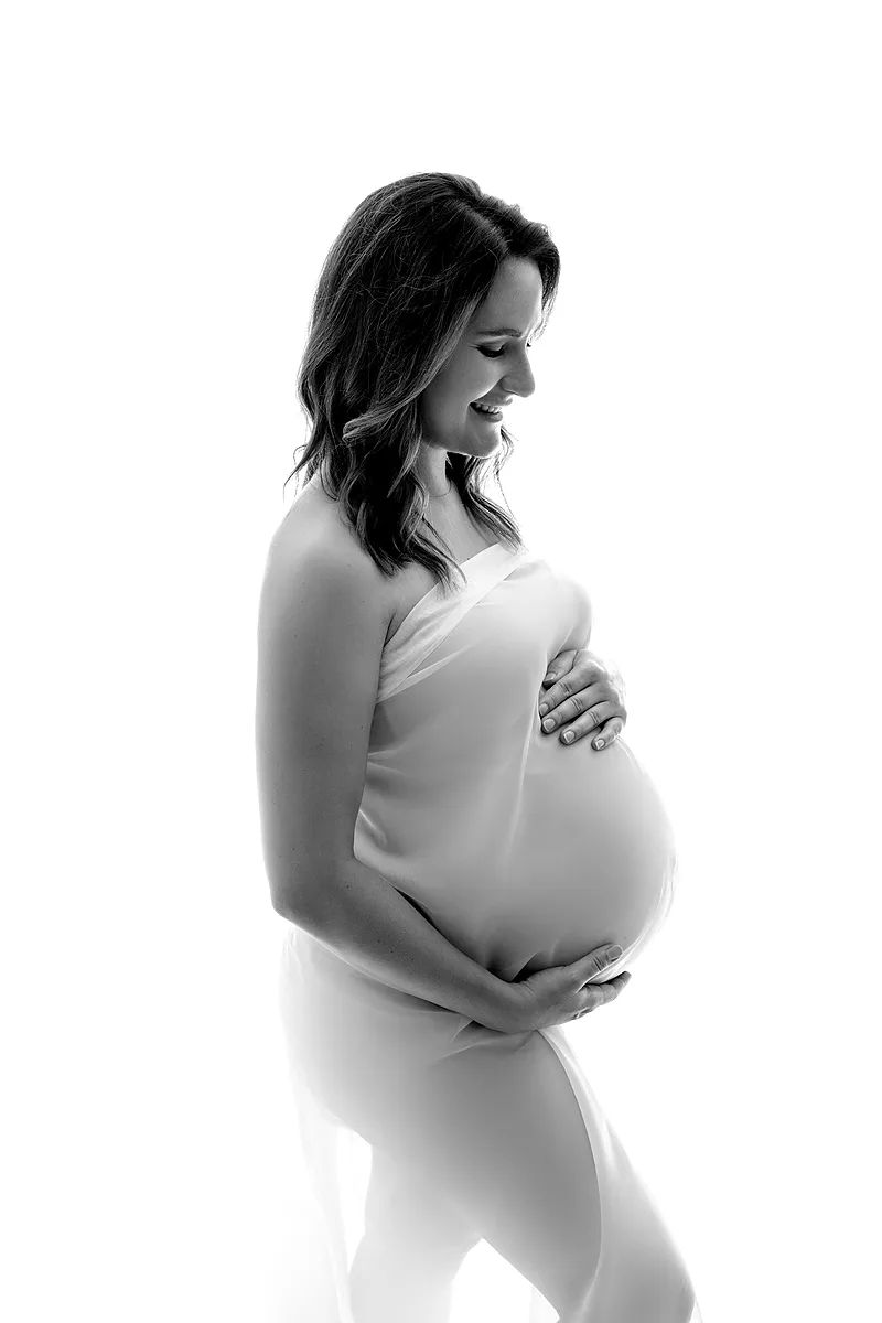Babybauchporträt – heller, ruhiger Hintergrund