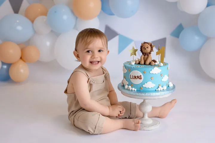 Baby und Cake Smash Fotoshooting zum ersten Geburtstag