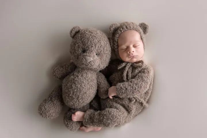 Neugeborenes Baby beim Newborn Fotoshooting im Studio Aarburg