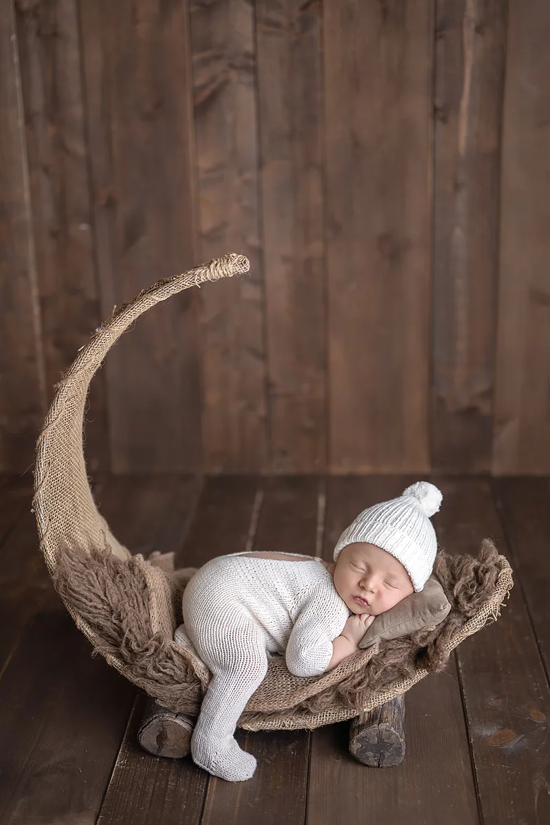 Neugeborenes Baby – Porträt mit weichem Tuch