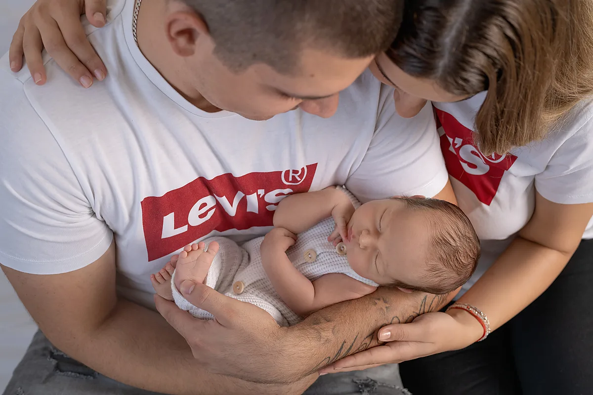 Neugeborenes Baby mit Eltern – Familienfoto im Studio