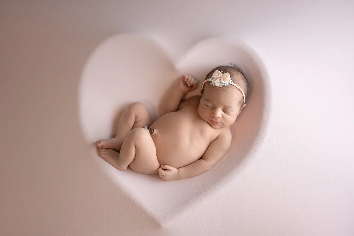 Neugeborenes im Strickwrap mit Mütze – sanfte Newborn-Fotografie