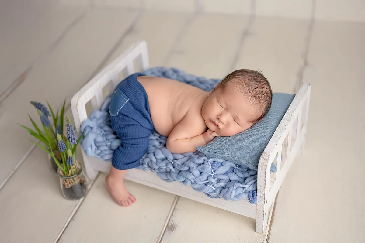 Newborn-Shooting – Baby liegt auf weichem Untergrund