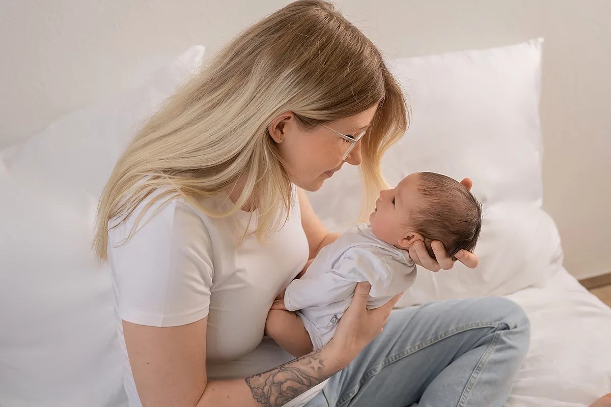 Newborn-Fotografie – Baby-Porträt mit warmem Licht