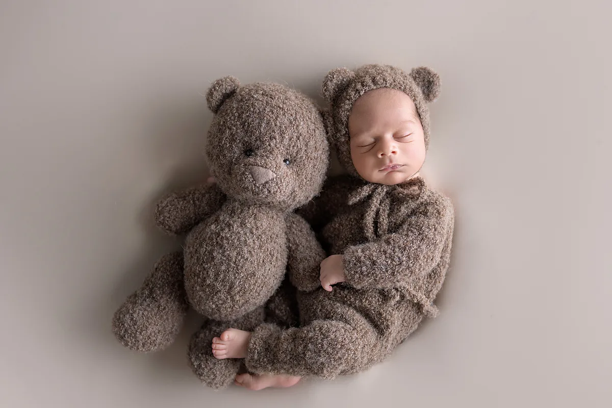 Newborn-Porträt – Baby schläft tief und entspannt