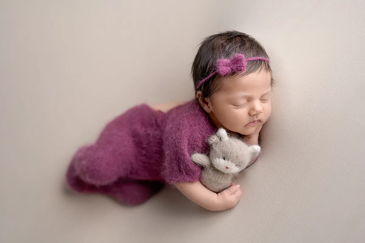 Newborn-Porträt – Baby mit Vater, liebevoller Moment