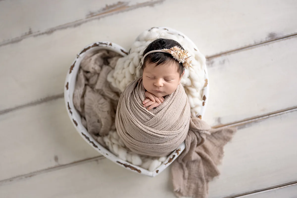Detailaufnahme von Babyhänden – Newborn-Fotografie im Studio