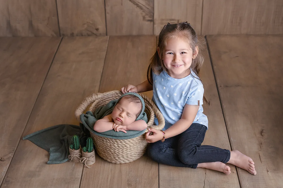 Babyfoto im Korb – ruhige Newborn-Aufnahme