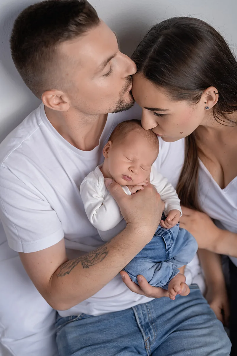 Neugeborenes Baby – Porträt mit Mutter im Arm