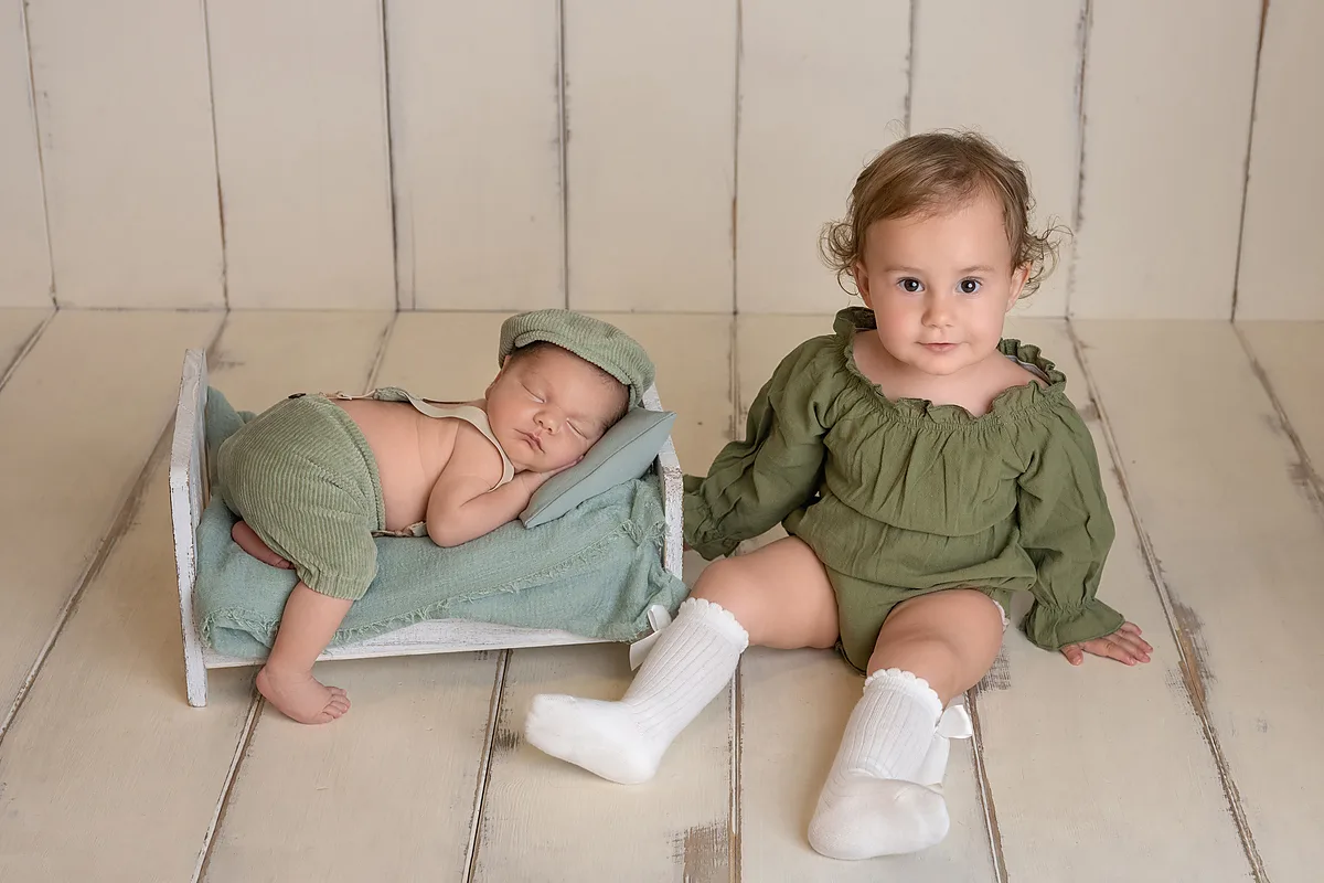 Neugeborenes Baby – natürliche Aufnahme in weichem Licht