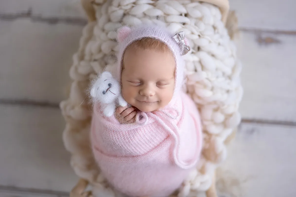 Newborn-Shooting – Baby eingewickelt in Decke