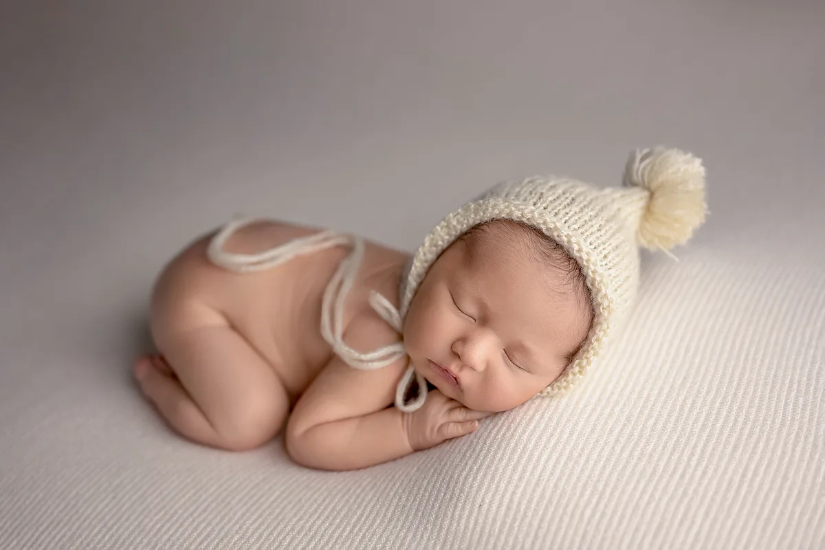 Neugeborenes mit Blumenkranz – sanftes Baby-Porträt