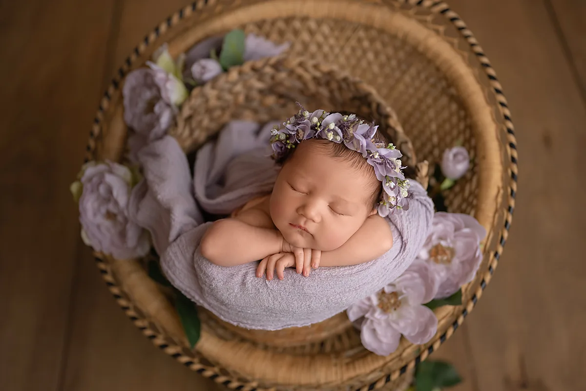 Neugeborenenfoto – Baby in Wolldecke gewickelt