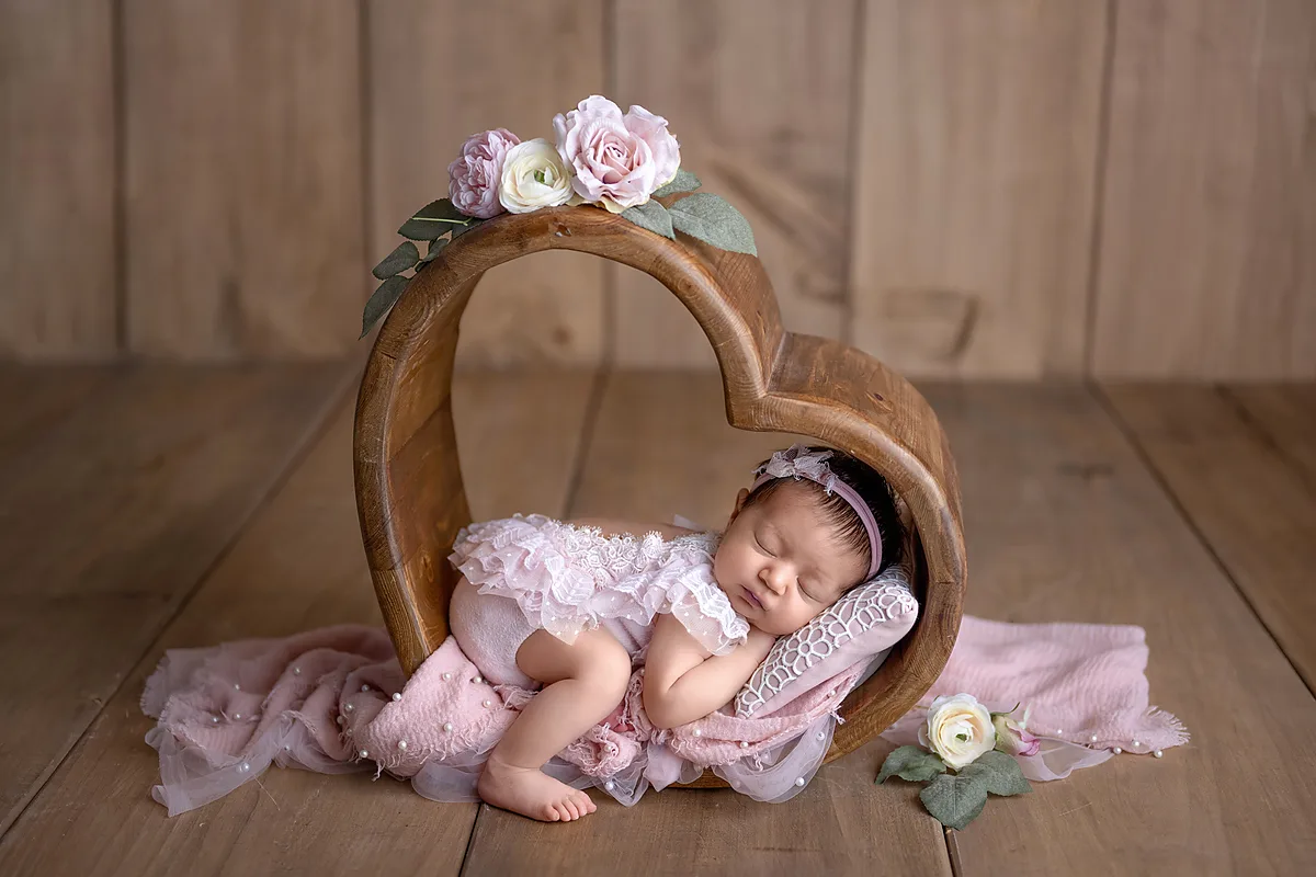 Schlafendes Neugeborenes im Korb – ruhige Studiofotografie